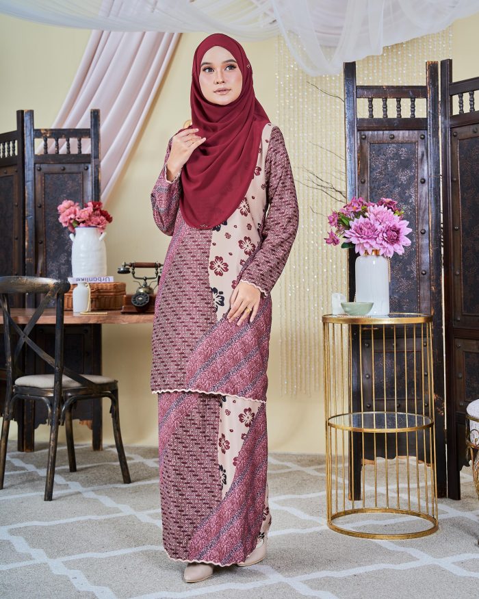 Baju Kurung Moden Batik Sultanah 9.0 - Wardina Carmine Red - Image 3