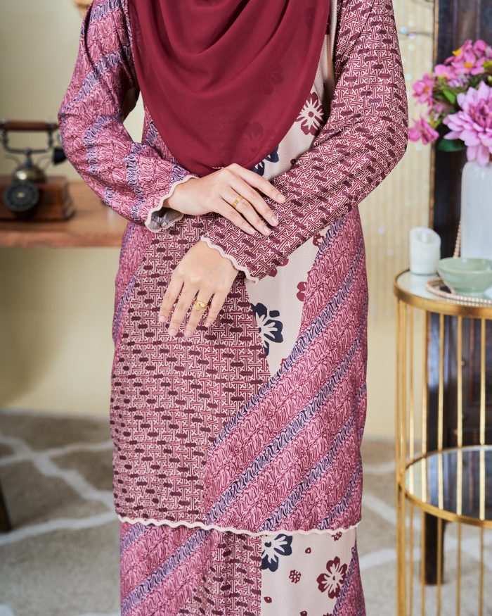 Baju Kurung Moden Batik Sultanah 9.0 - Wardina Carmine Red - Image 4