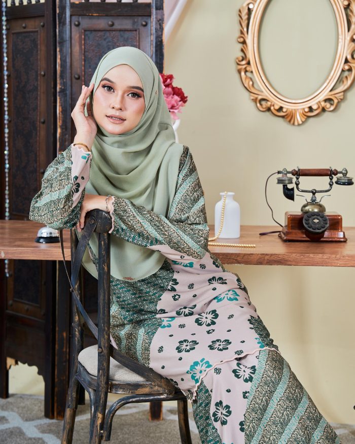 Baju Kurung Moden Batik Sultanah 9.0 - Wardina Pickle Green - Image 4