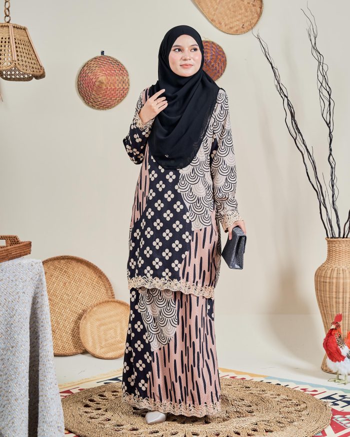 Baju Kurung Moden Batik Sulam Sultanah 10.0 – Anggun Black Brown - Image 3