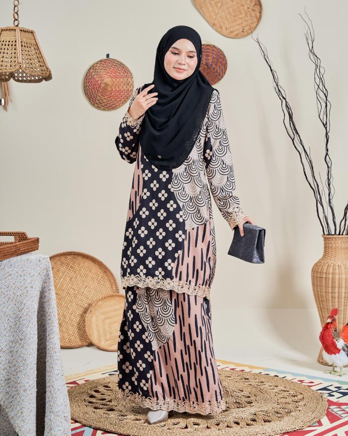 Baju Kurung Moden Batik Sulam Sultanah 10.0 – Anggun Black Brown - Image 2