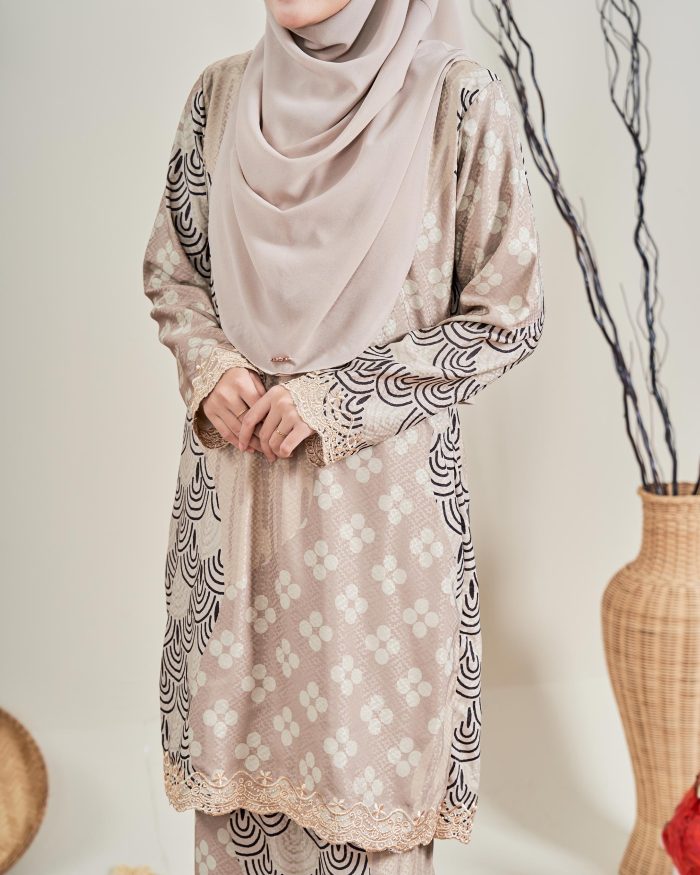 Baju Kurung Moden Batik Sulam Sultanah 10.0 – Anggun Khaki Brown - Image 3