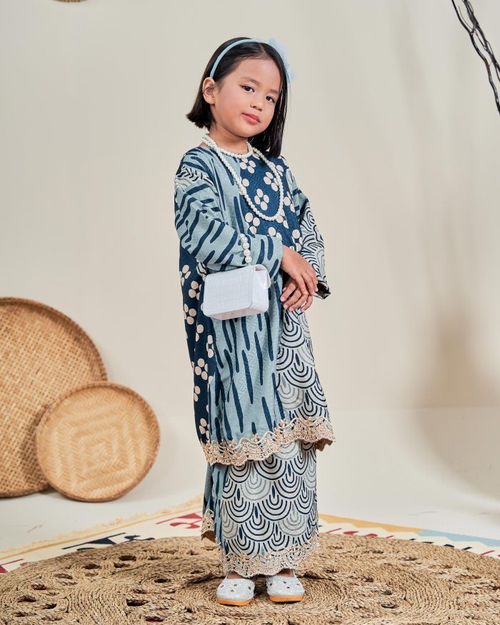 Baju Kurung Moden Batik Sulam Sultanah Kids 10.0 – Anggun Saphire Blue - Image 2