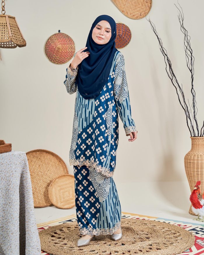 Baju Kurung Moden Batik Sulam Sultanah 10.0 – Anggun Saphire Blue - Image 2