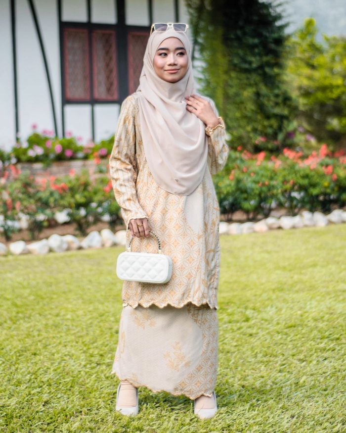 Baju Kurung Moden Batik Sulam Sultanah 10.0 - Dahlia Barley - Image 2