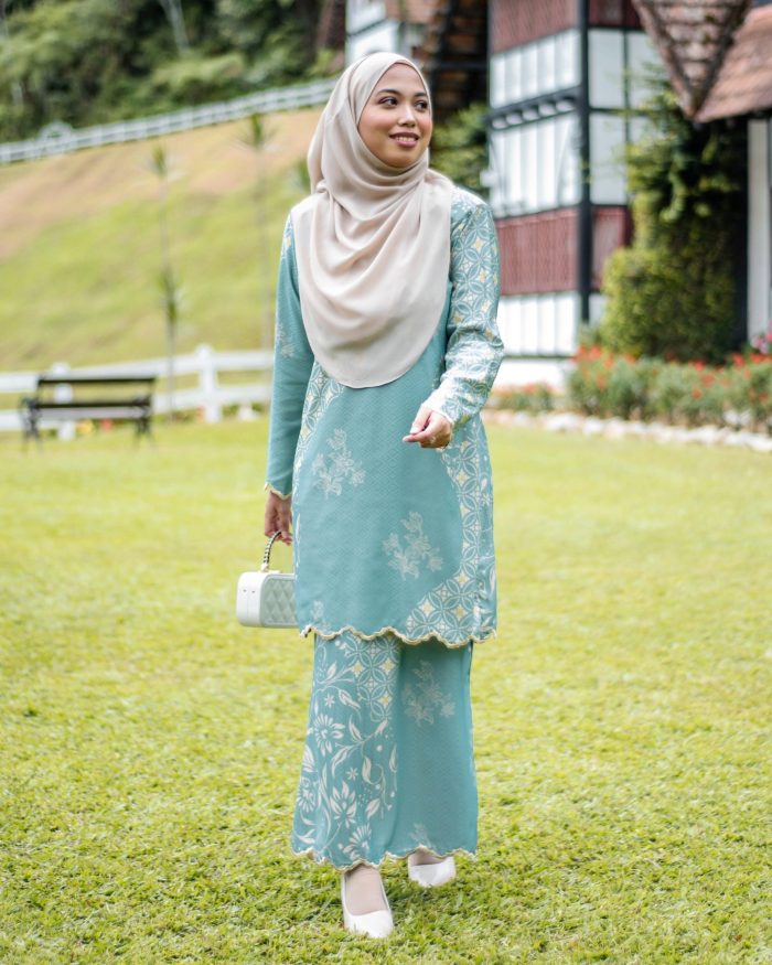 Baju Kurung Moden Batik Sulam Sultanah 10.0 Dahlia - Icy Mint - Image 2