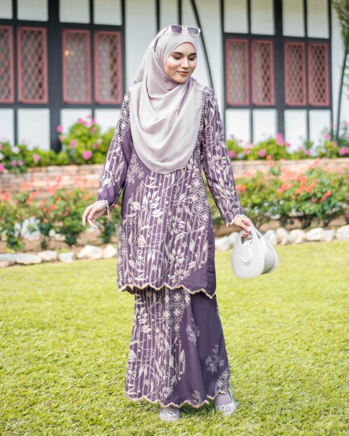 Baju Kurung Moden Batik Sulam Sultanah 10.0 - Dahlia Midnight Purple - Image 2