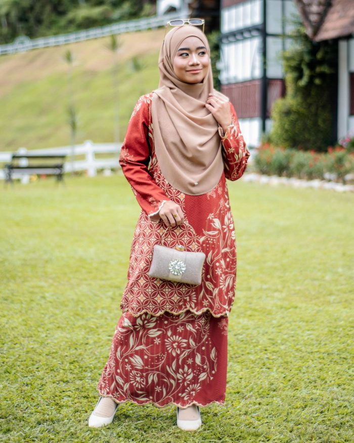 Baju Kurung Moden Batik Sulam Sultanah 10.0 - Dahlia Red - Image 2