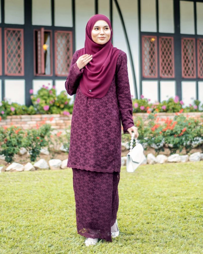 Baju Kurung Lace Donna - Burgundy - Image 3