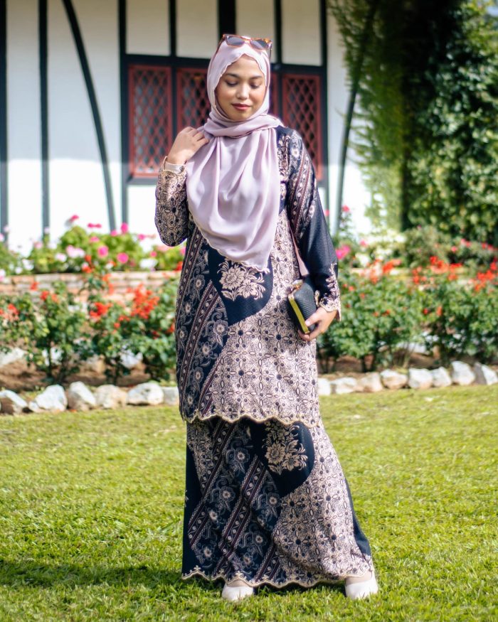 Baju Kurung Moden Batik Sulam Sultanah 10.0 - Jasnita Black - Image 2