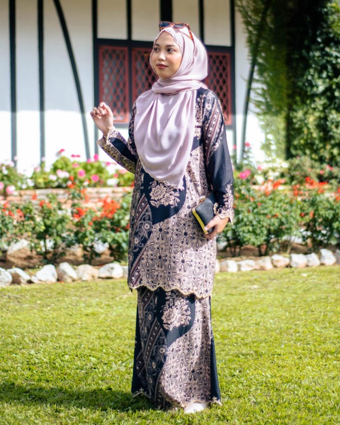 Baju Kurung Moden Batik Sulam Sultanah 10.0 - Jasnita Black - Image 3