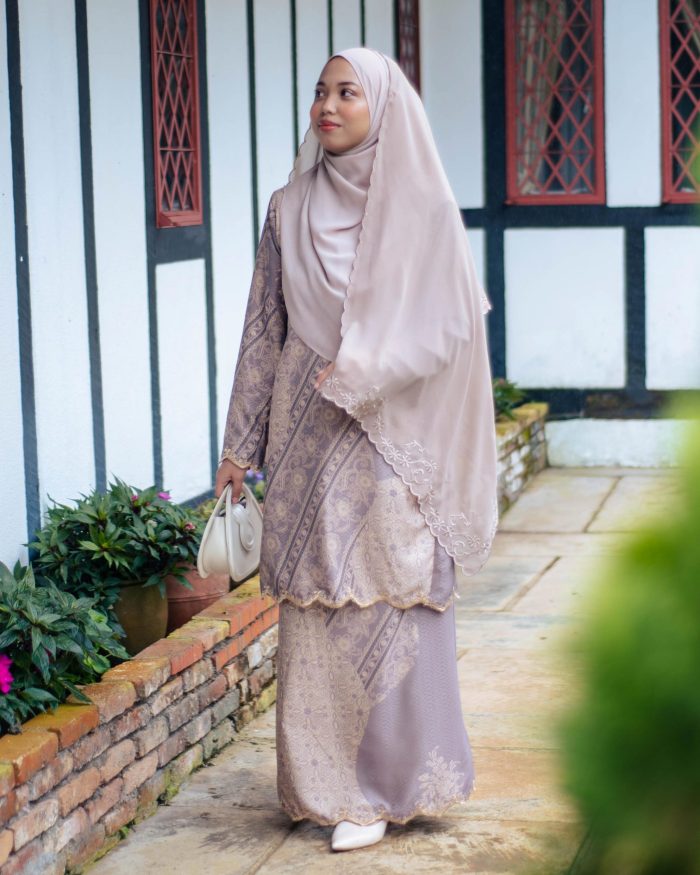 Baju Kurung Moden Batik Sulam Sultanah 10.0 - Jasnita Lilac Nude - Image 4