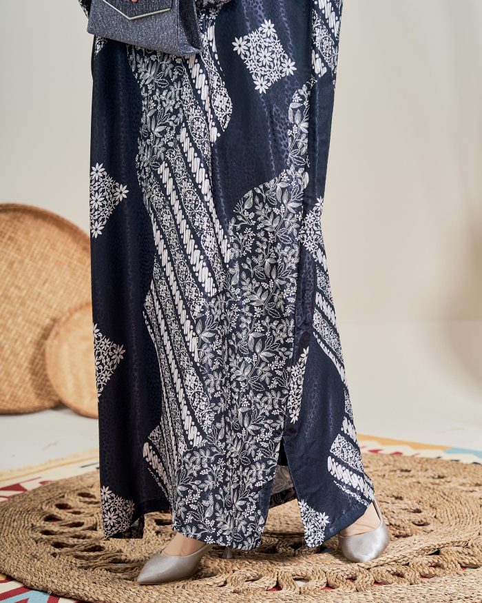 Kaftan Batik Sultanah – Kamelia Matte Black - Image 4