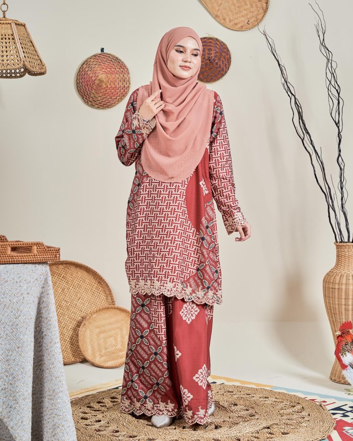 Baju Kurung Moden Batik Sulam Sultanah 10.0 - Kartika Berry Red - Image 3