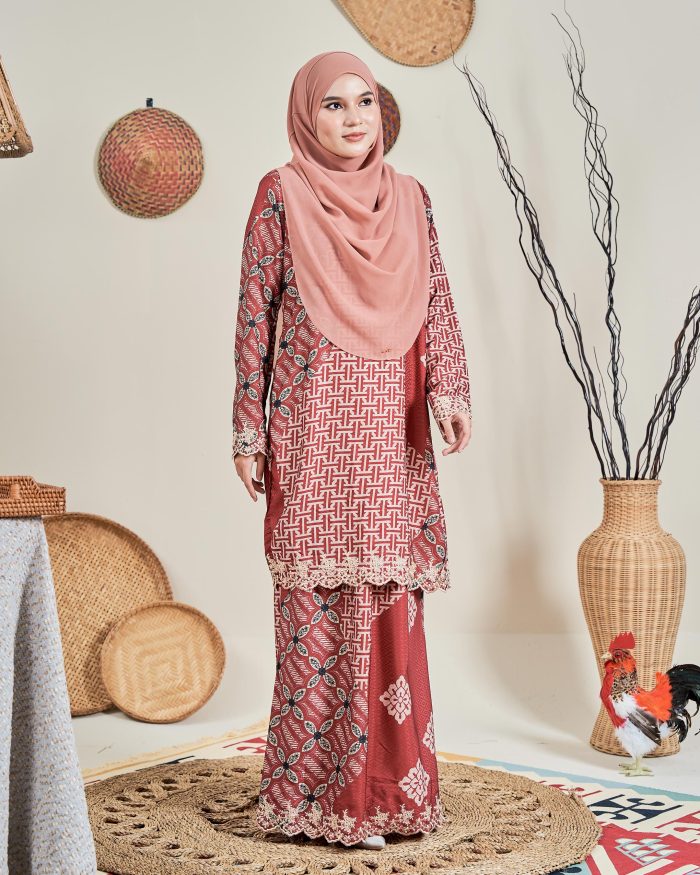 Baju Kurung Moden Batik Sulam Sultanah 10.0 - Kartika Berry Red - Image 2