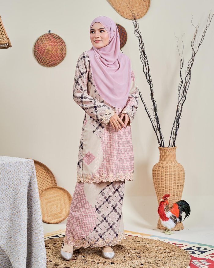 Baju Kurung Moden Batik Sulam Sultanah 10.0 - Kartika Blush Pink - Image 2