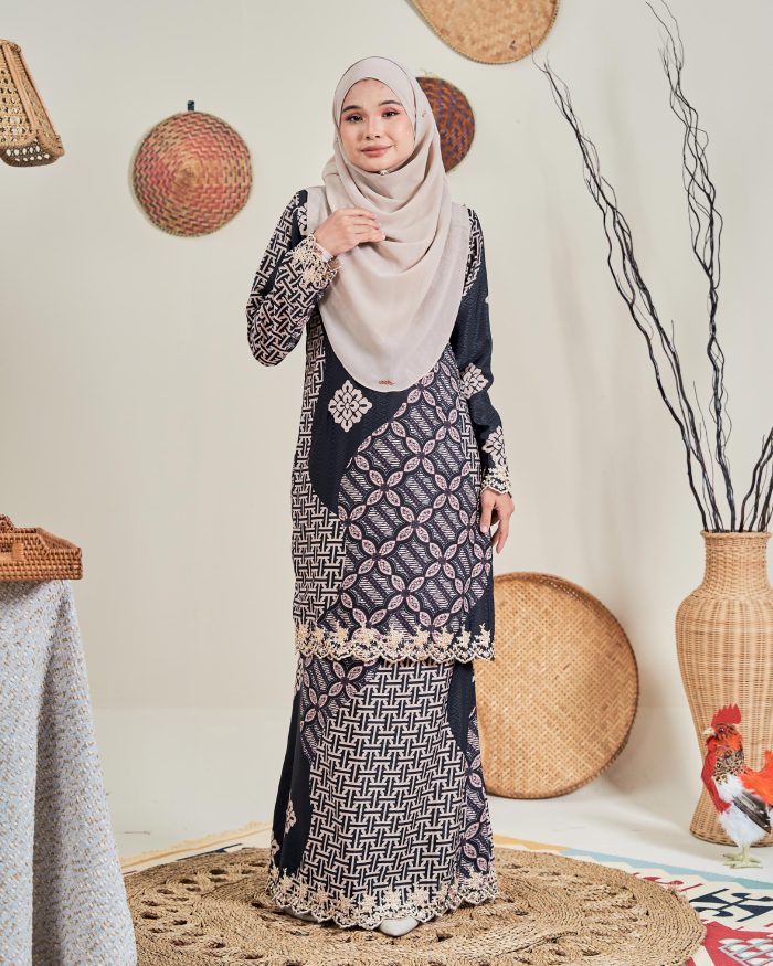 Baju Kurung Moden Batik Sulam Sultanah 10.0 - Kartika Grease Black - Image 2