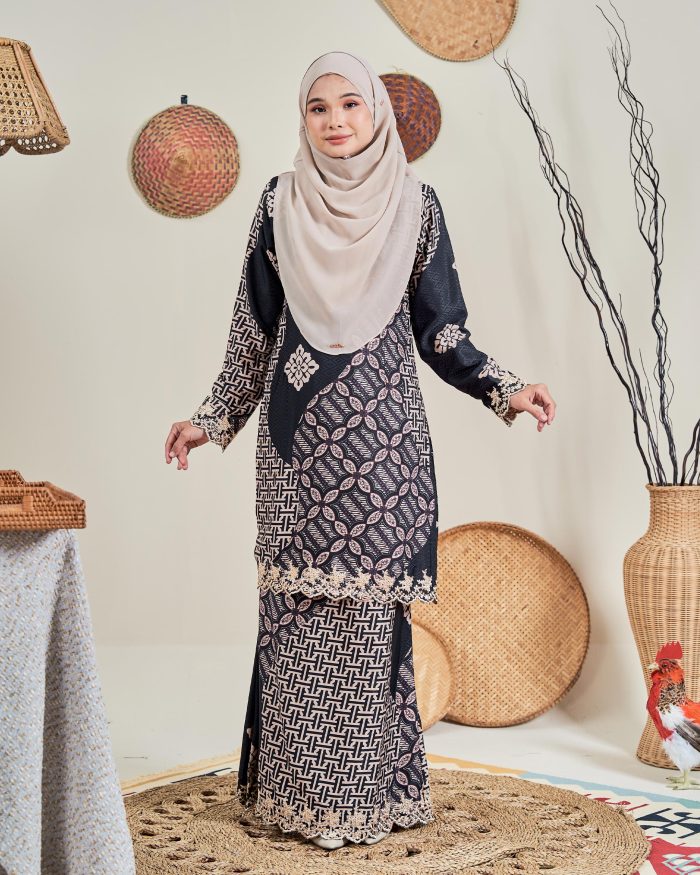 Baju Kurung Moden Batik Sulam Sultanah 10.0 - Kartika Grease Black - Image 3