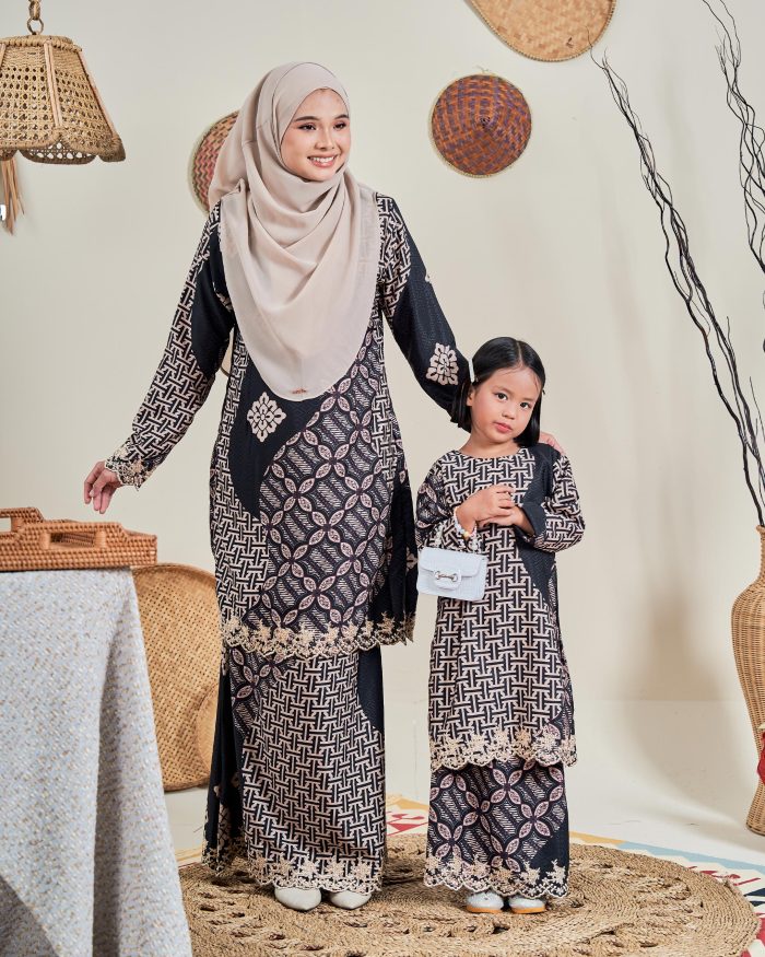 Baju Kurung Moden Batik Sulam Sultanah 10.0 - Kartika Grease Black - Image 5