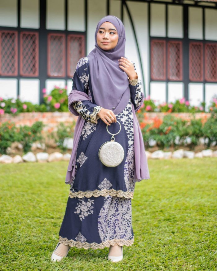 Baju Kurung Moden Batik Sulam Sultanah 10.0 - Kenanga Deep Indigo - Image 2