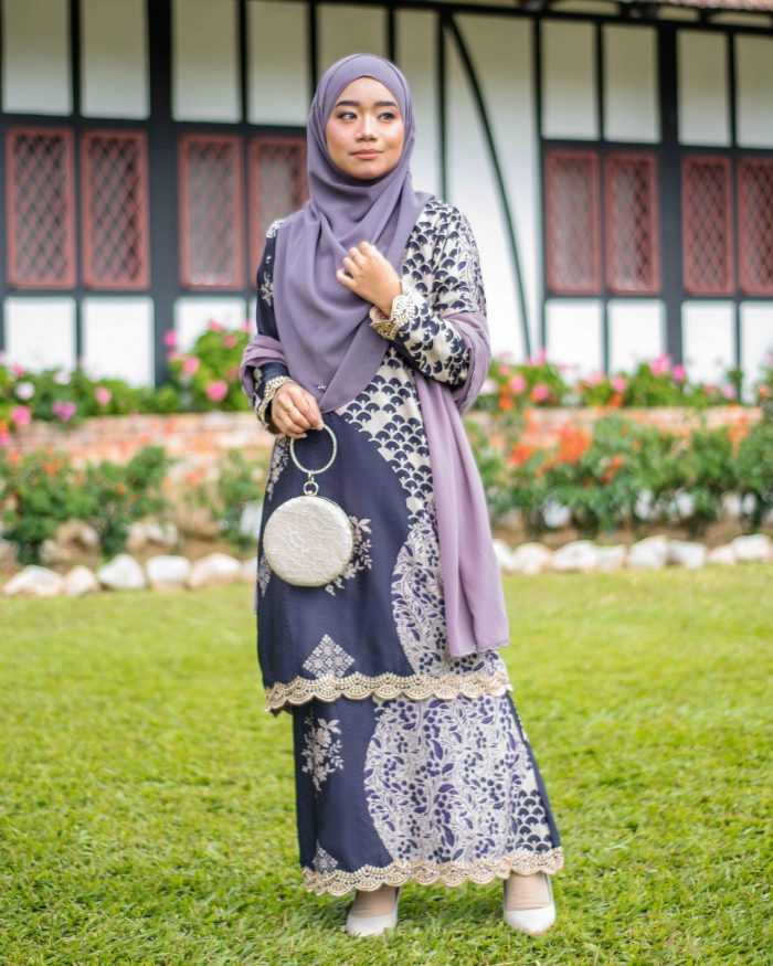 Baju Kurung Moden Batik Sulam Sultanah 10.0 - Kenanga Deep Indigo - Image 3