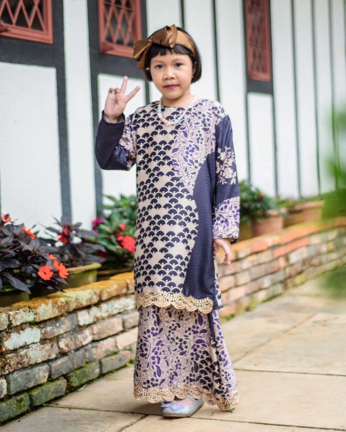 Baju Kurung Moden Batik Sulam Sultanah Kids 10.0 - Kenanga Deep Indigo - Image 2