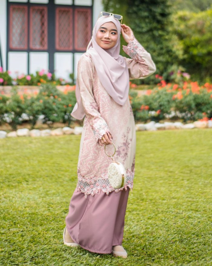 Baju Kurung Moden Batik Sulam Sultanah 10.0 - Kuntum Amethyst Purple - Image 2