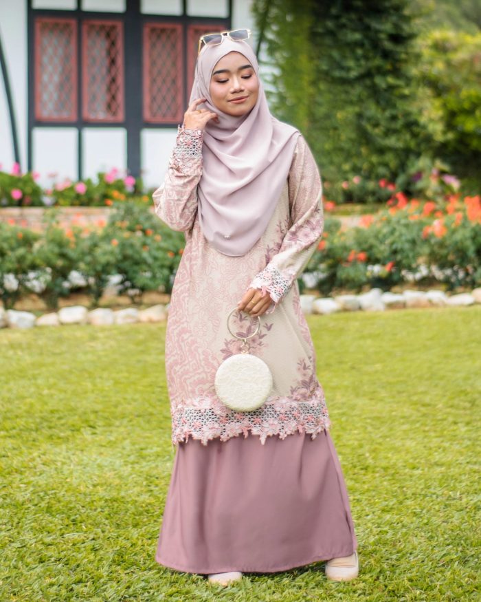 Baju Kurung Moden Batik Sulam Sultanah 10.0 - Kuntum Amethyst Purple - Image 3