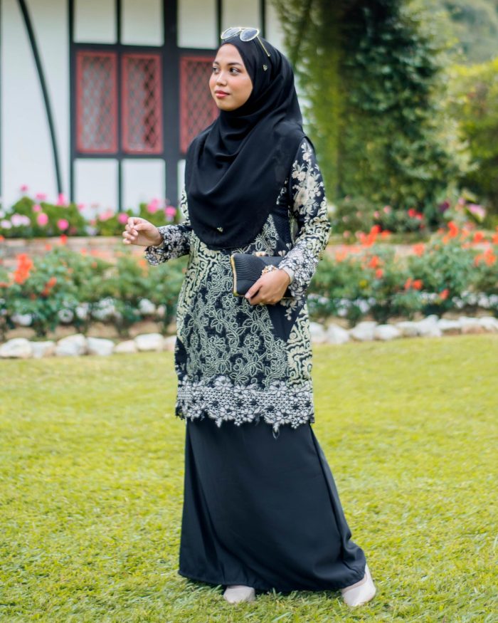 Baju Kurung Moden Batik Sulam Sultanah 10.0 - Kuntum Black - Image 2