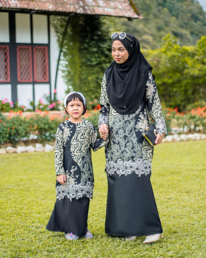 Baju Kurung Moden Batik Sulam Sultanah 10.0 - Kuntum Black - Image 3