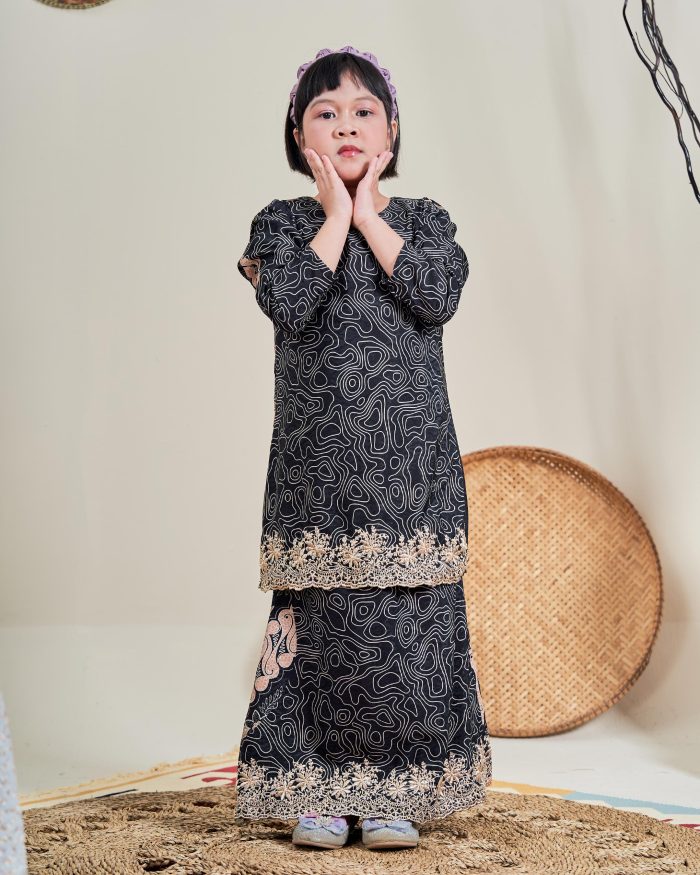 Baju Kurung Moden Batik Sulam Sultanah 10.0 Kids - Manira Black - Image 2