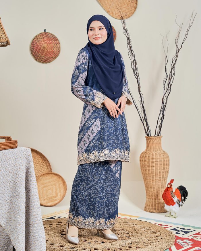 Baju Kurung Moden Batik Sulam Sultanah 10.0 - Manira Navy Blue - Image 2