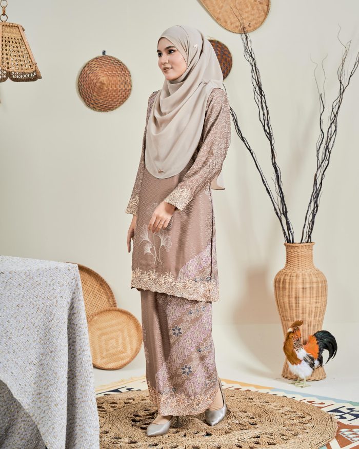 Baju Kurung Moden Batik Sulam Sultanah 10.0 - Manira Sand Brown - Image 2