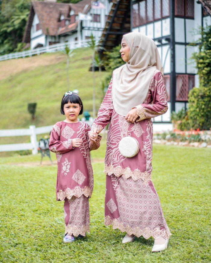 Baju Kurung Moden Batik Sulam Sultanah 10.0 – Melati Dusty Cerise - Image 3