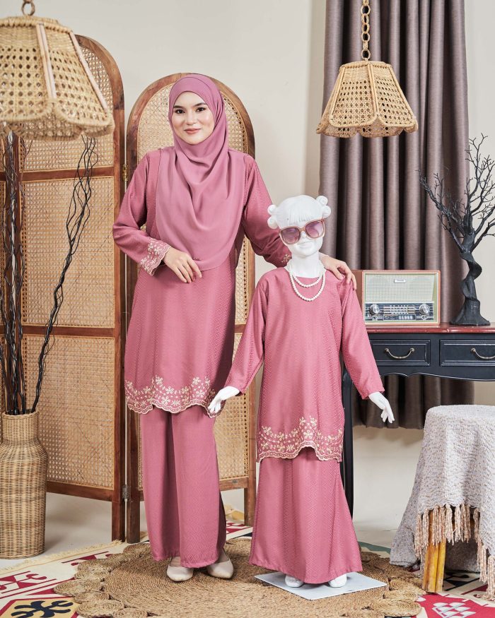 Baju Kurung Moden Sulam Sultanah 10.0 - Murni Rouge Pink - Image 3