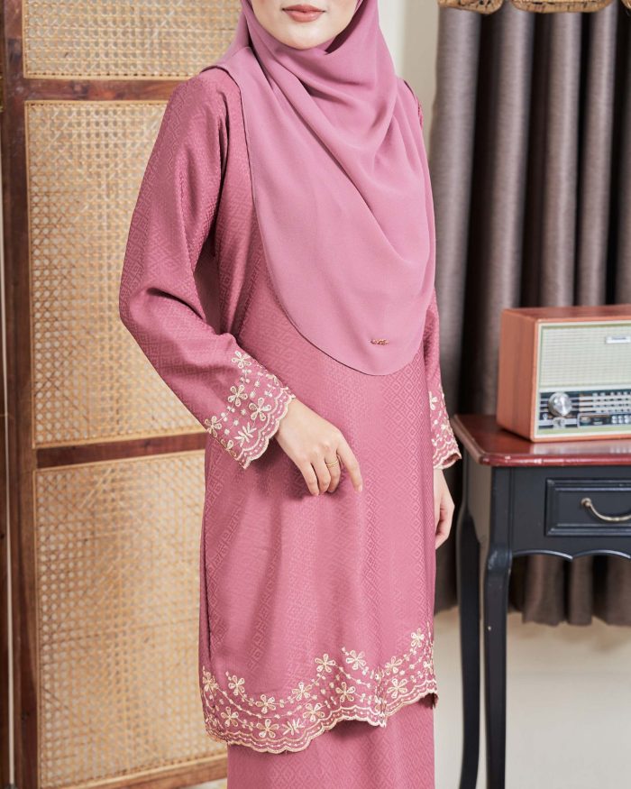 Baju Kurung Moden Sulam Sultanah 10.0 - Murni Rouge Pink - Image 2