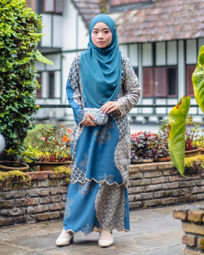 Baju Kurung Moden Batik Sulam Sultanah 10.0 - Widuri Adriatic Blue