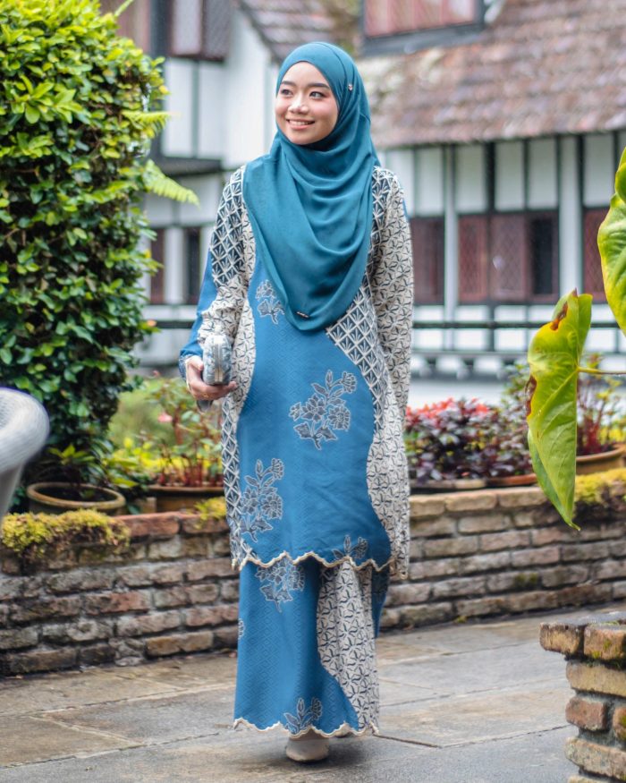 Baju Kurung Moden Batik Sulam Sultanah 10.0 - Widuri Adriatic Blue - Image 2