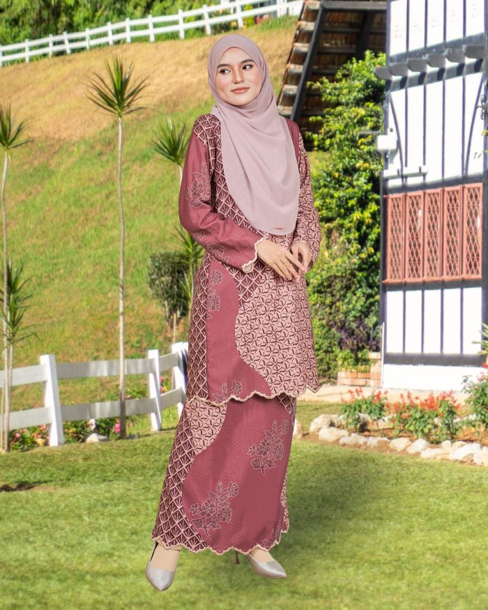 Baju Kurung Moden Batik Sulam Sultanah 10.0 - Widuri Berry Maroon - Image 2