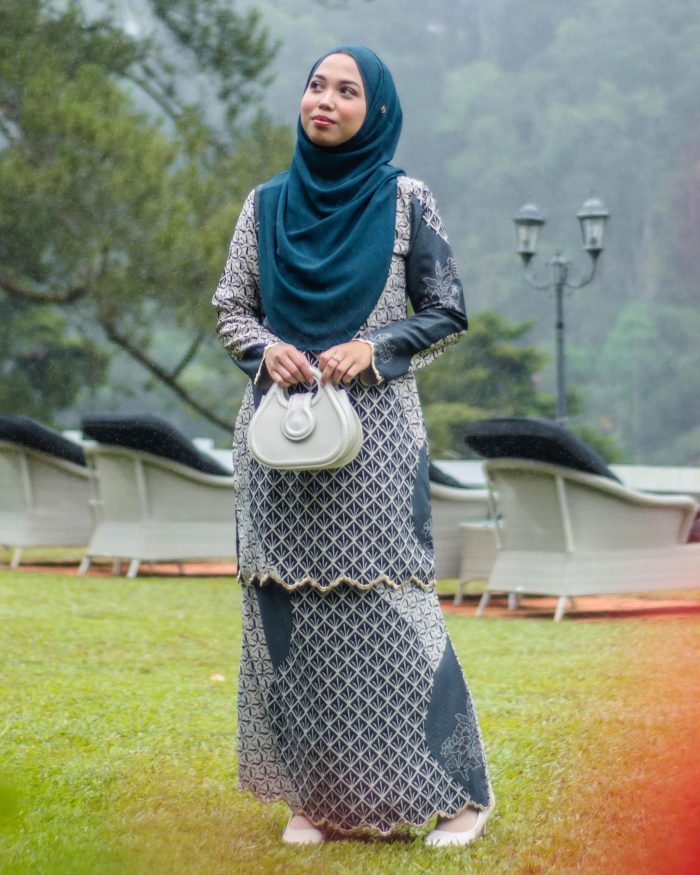 Baju Kurung Moden Batik Sulam Sultanah 10.0 - Widuri Black Grey - Image 2