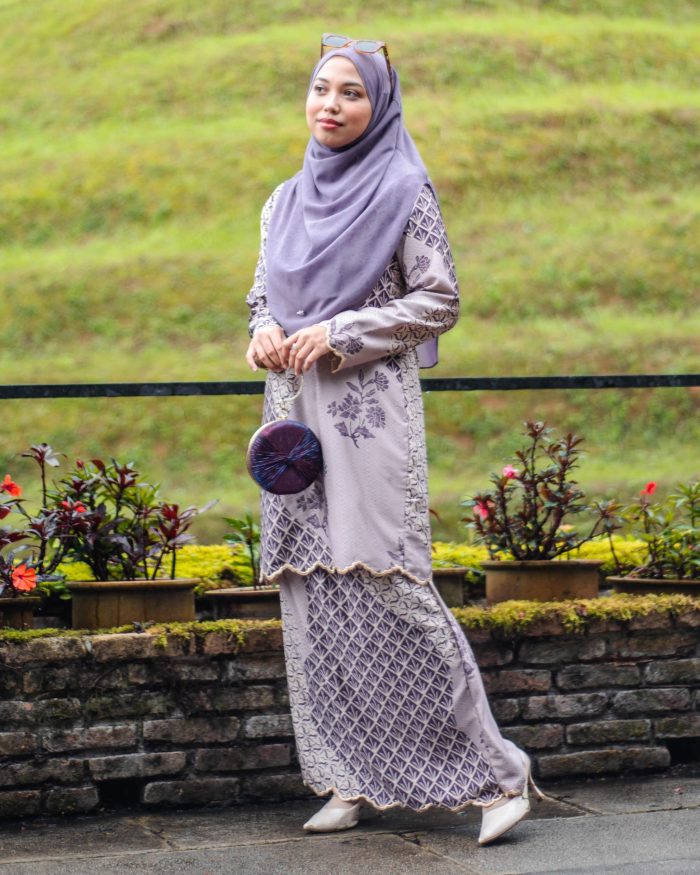 Baju Kurung Moden Batik Sulam Sultanah 10.0 - Widuri Lilac Purple - Image 2