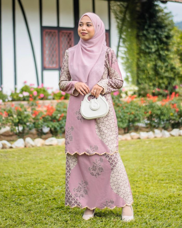 Baju Kurung Moden Batik Sulam Sultanah 10.0 - Widuri Sweety Pink - Image 2