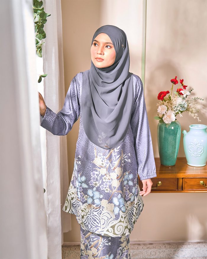 Baju Kurung Pahang Batik Sultanah 3.0 - Kirana Ash Grey - Image 5