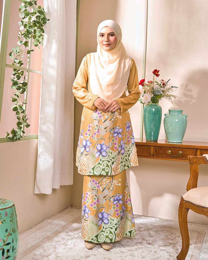 Baju Kurung Pahang Batik Sultanah 3.0 - Kirana Gold - Image 2