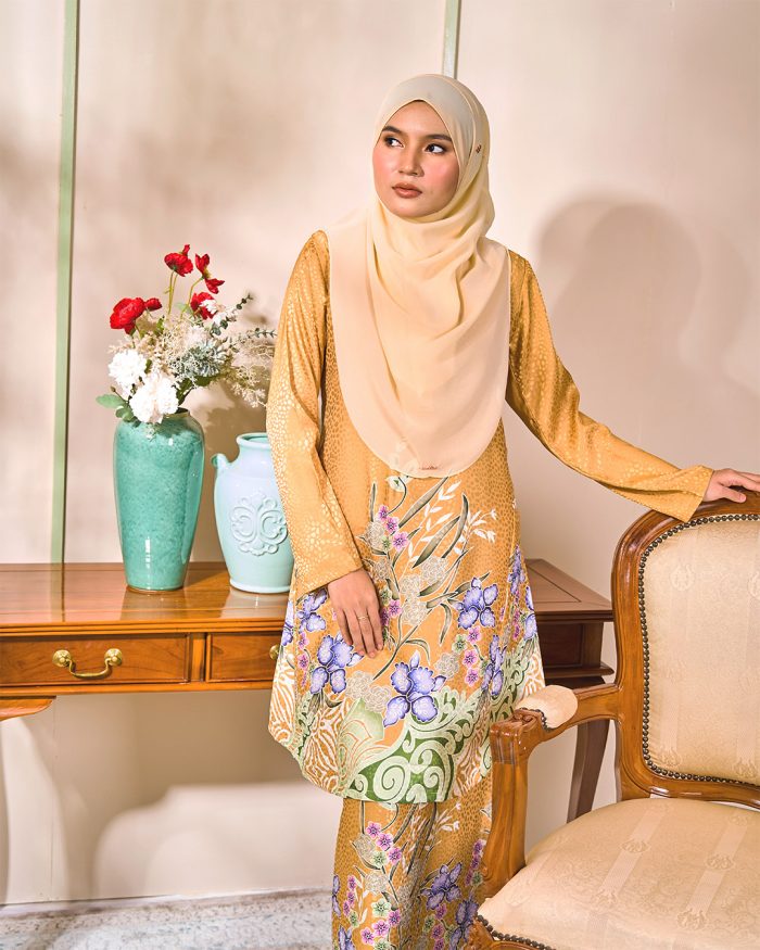 Baju Kurung Pahang Batik Sultanah 3.0 - Kirana Gold - Image 5