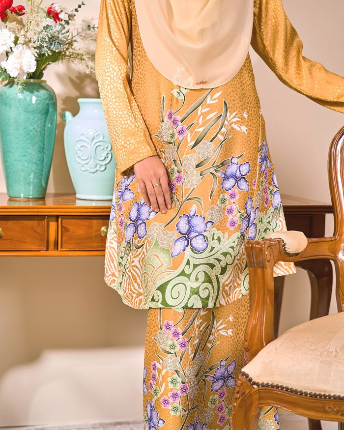 Baju Kurung Pahang Batik Sultanah 3.0 - Kirana Gold - Image 3