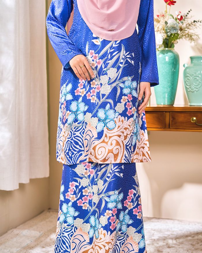 Baju Kurung Pahang Batik Sultanah 3.0 - Kirana Royal Blue - Image 4