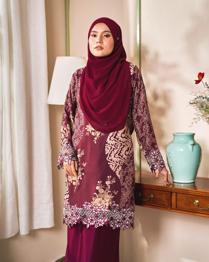 Baju Kurung Moden Batik Sulam Sultanah 10.0 - Kuntum Maroon - Image 4