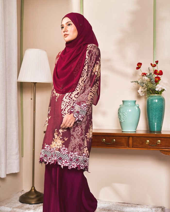 Baju Kurung Moden Batik Sulam Sultanah 10.0 - Kuntum Maroon - Image 3