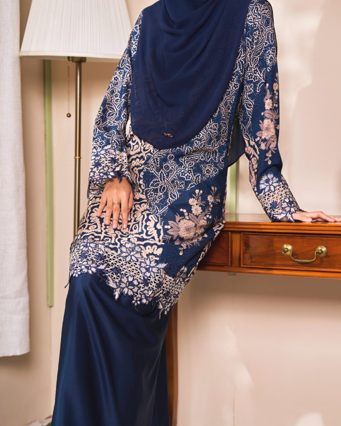 Baju Kurung Moden Batik Sulam Sultanah 10.0 - Kuntum Navy Blue - Image 4